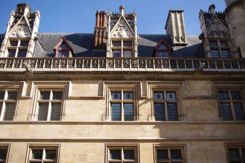 Musée de Cluny: ingresso, horários e o que ver em Paris 1 Fachada gótica do Musée de Cluny em Paris