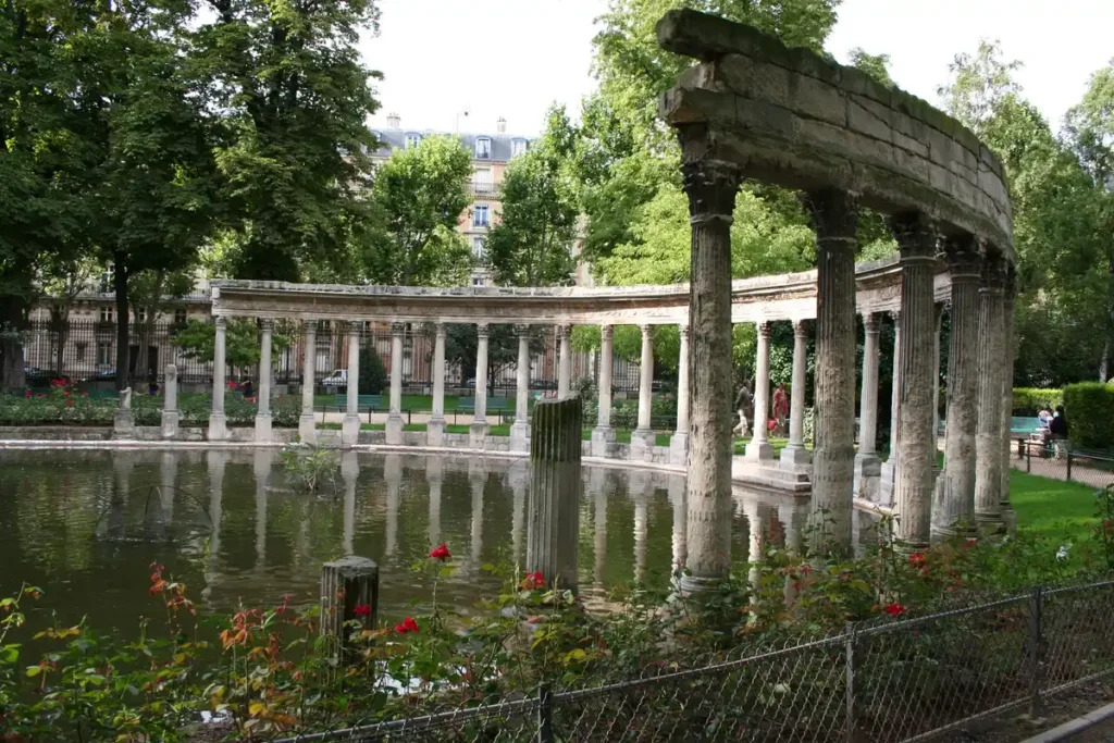 Parc Monceau: 7 lugares para ver em uma caminhada leve 1 Naumachie e colunata refletidas no lago do Parc Monceau