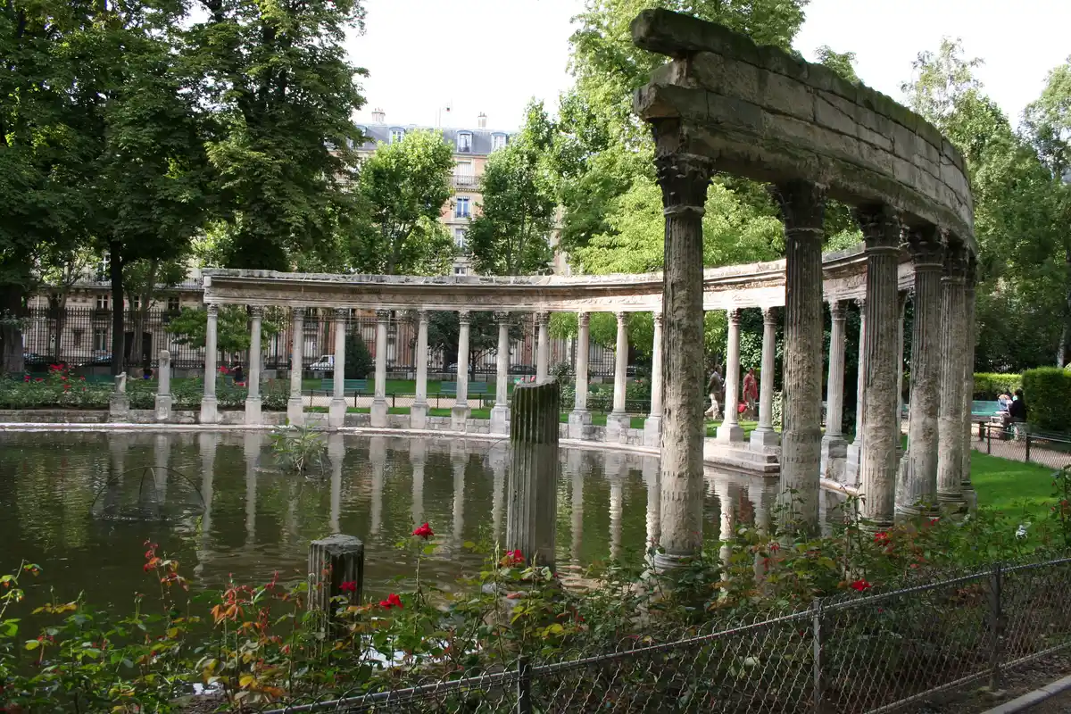 Parc Monceau: 7 lugares para ver em uma caminhada leve 1 Naumachie e colunata refletidas no lago do Parc Monceau