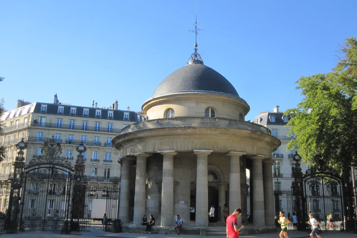 Parc Monceau: 7 lugares para ver em uma caminhada leve 2 Rotonde de Chartres na entrada do Parc Monceau em Paris