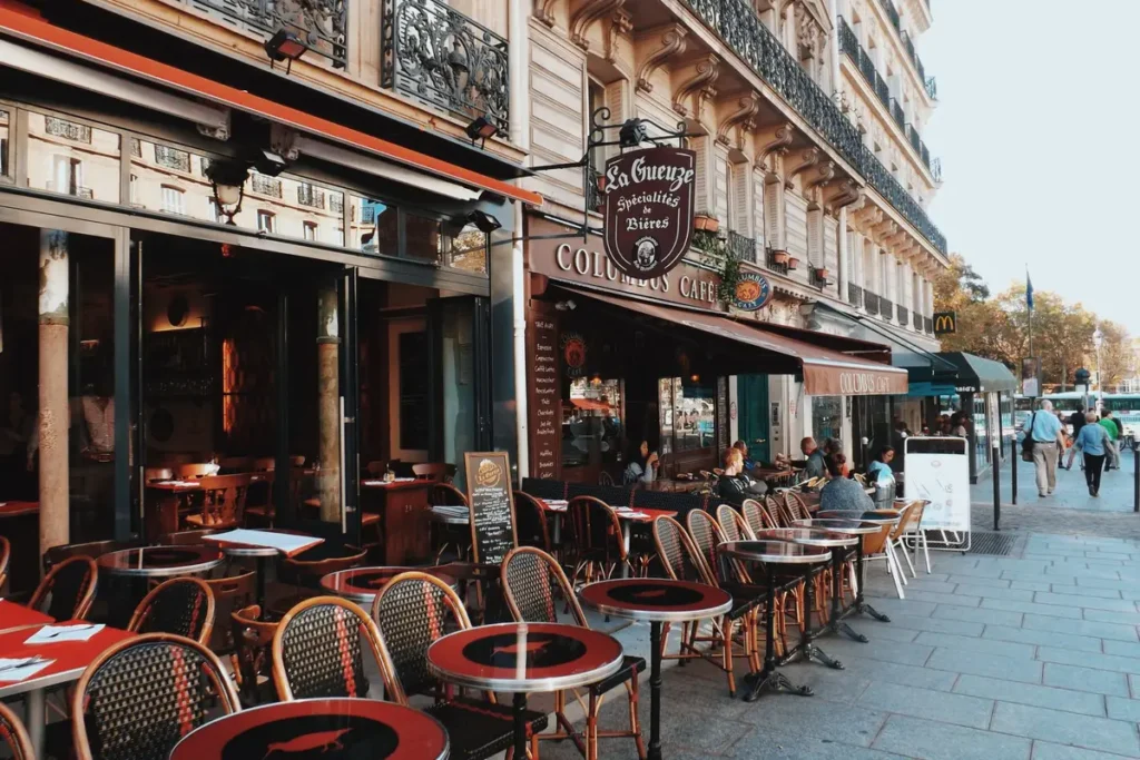 Restaurante caça-turista em Paris: 7 sinais para fugir 1 Mesas em terraço de restaurante