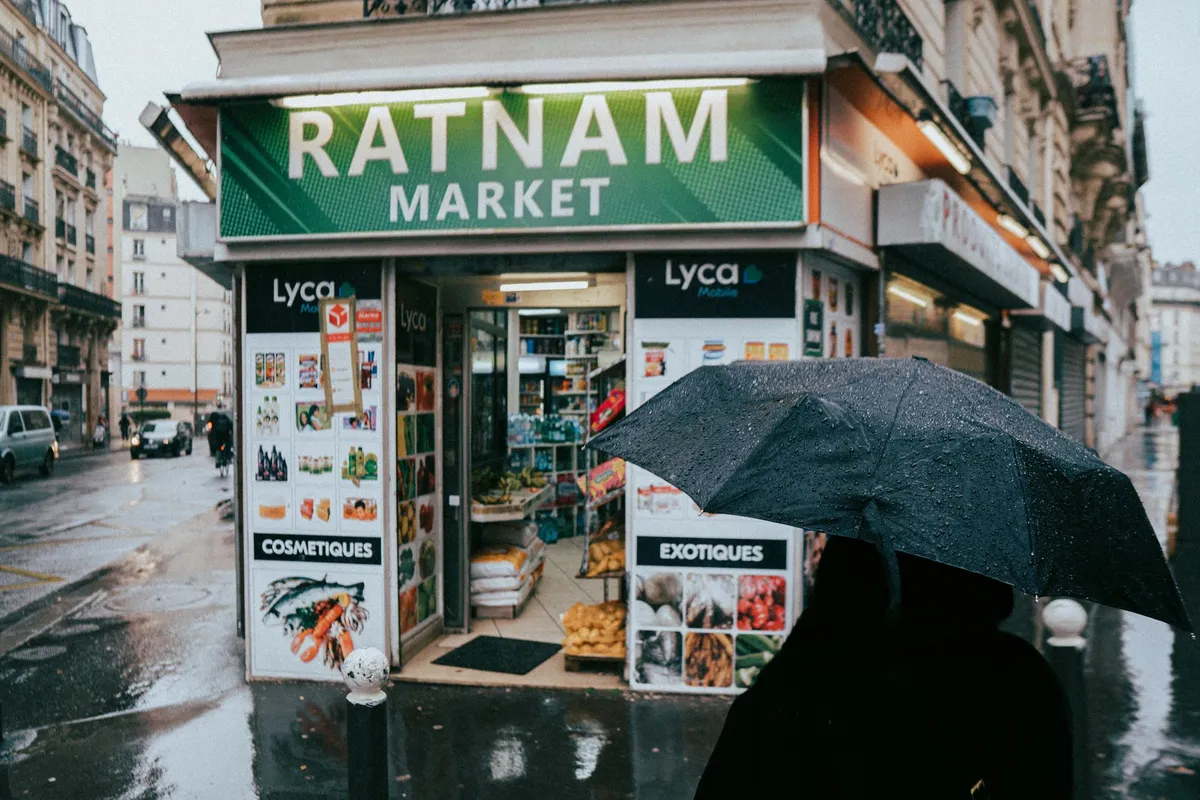 Belleville em Paris: vista, street art e mesas locais 2 Comércio de bairro em Paris