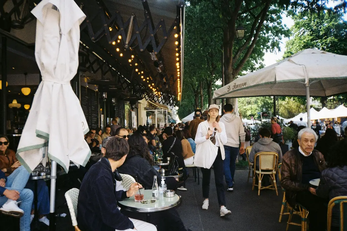 Belleville em Paris: vista, street art e mesas locais 3 Terraço movimentado em Paris