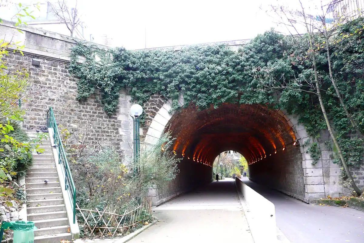 Promenade Plantée: 4,5 km de jardim sobre os trilhos 2 Túnel da Coulée Verte René-Dumont em Paris