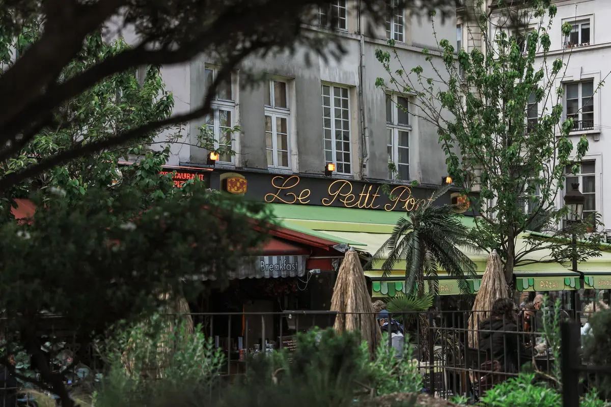 Roteiro França: 7, 10 ou 15 dias, qual escolher primeiro 3 Café de calçada em rua francesa com mesas ao ar livre