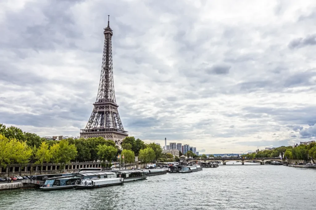 Quando viajar para a França: calendário por região e clima 4 Torre Eiffel em dia ensolarado de Paris