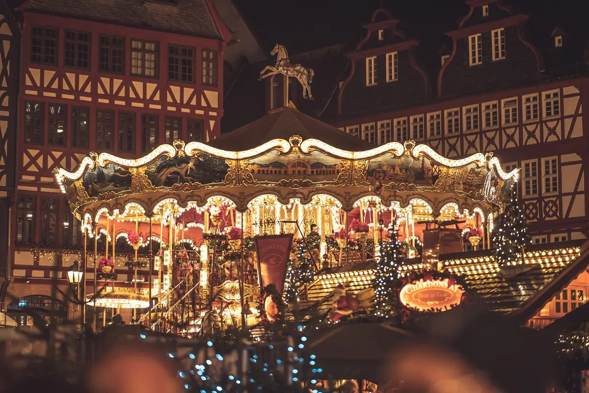 Quando viajar para a França: calendário por região e clima 3 Mercado de Natal iluminado com barracas de madeira à noite