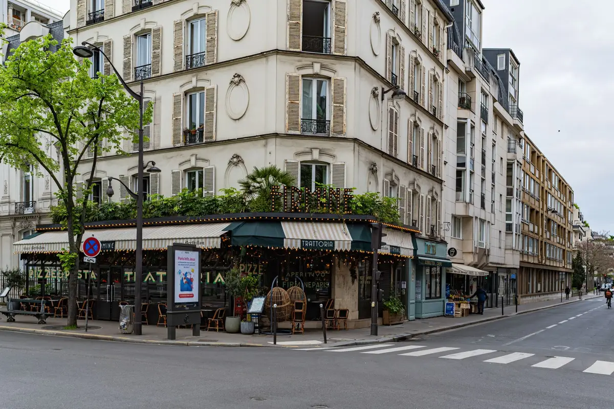 Quando viajar para a França: calendário por região e clima 4 Prédio residencial típico à beira de rua em Paris