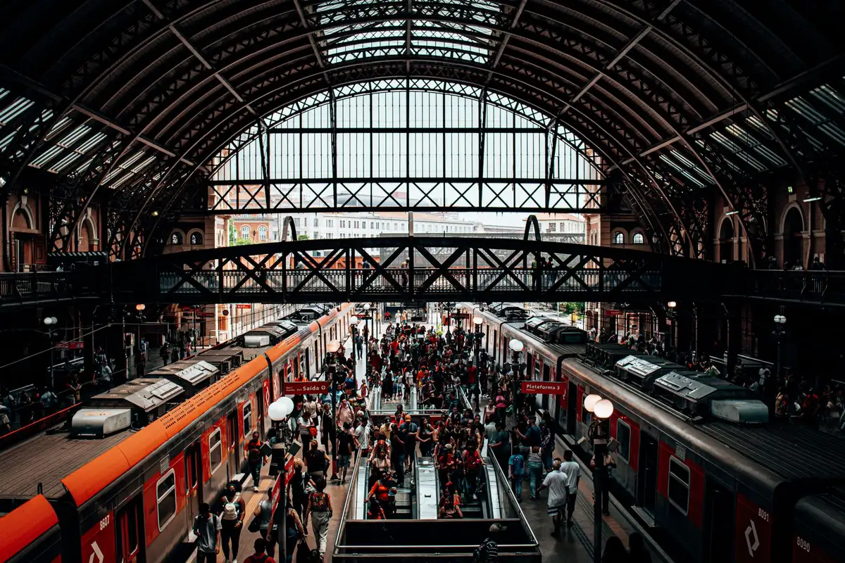 França de trem: guia para iniciantes sem perder conexão 4 Interior de estação de trem com estrutura moderna