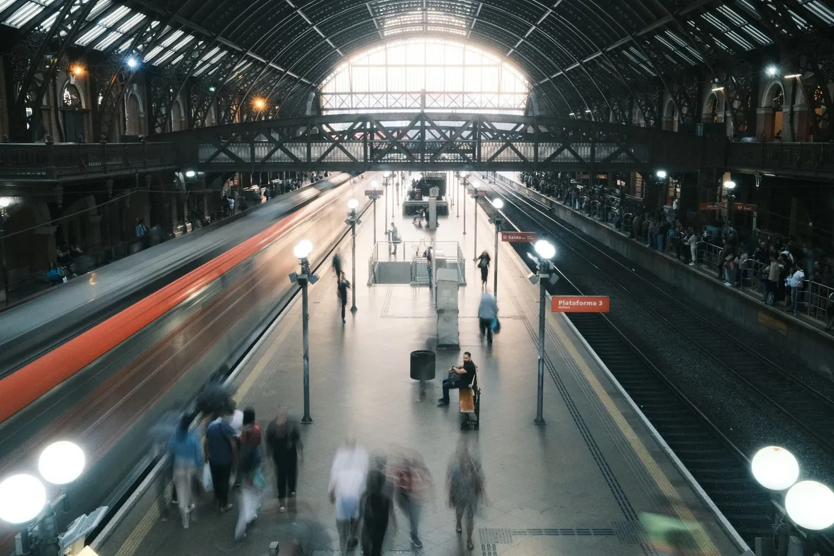 França de trem: guia para iniciantes sem perder conexão 3 Movimento de passageiros em estação de trem com efeito de longa exposição
