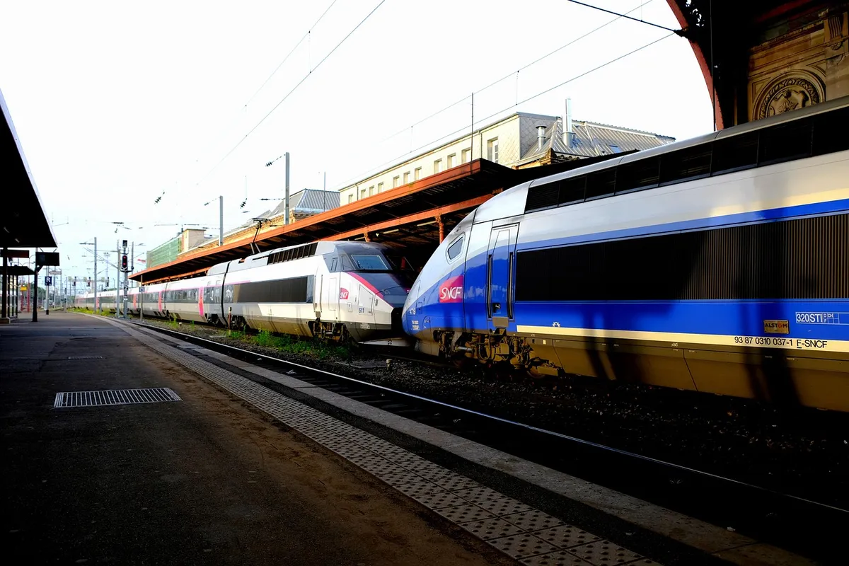 França de trem: guia para iniciantes sem perder conexão 2 Trem TGV em movimento em trilho na França