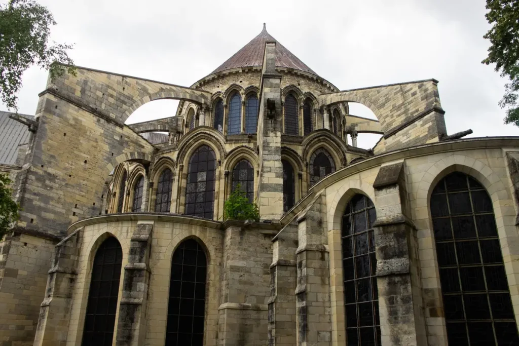 Basílica de Saint-Denis: por que reúne 43 reis da França 1 Fachada gótica de basílica francesa com torres e rosácea