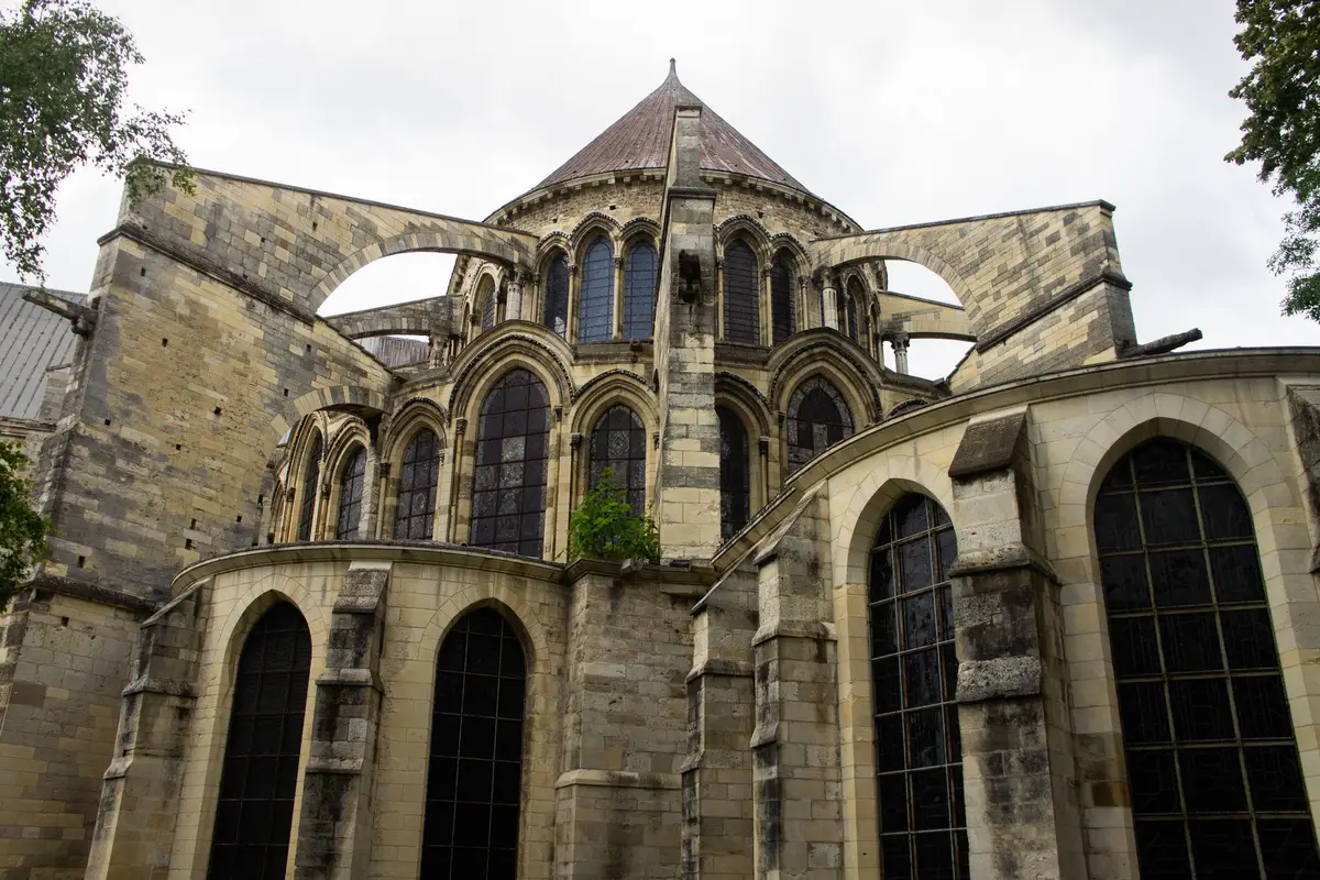 Basílica de Saint-Denis: por que reúne 43 reis da França 1 Fachada gótica de basílica francesa com torres e rosácea