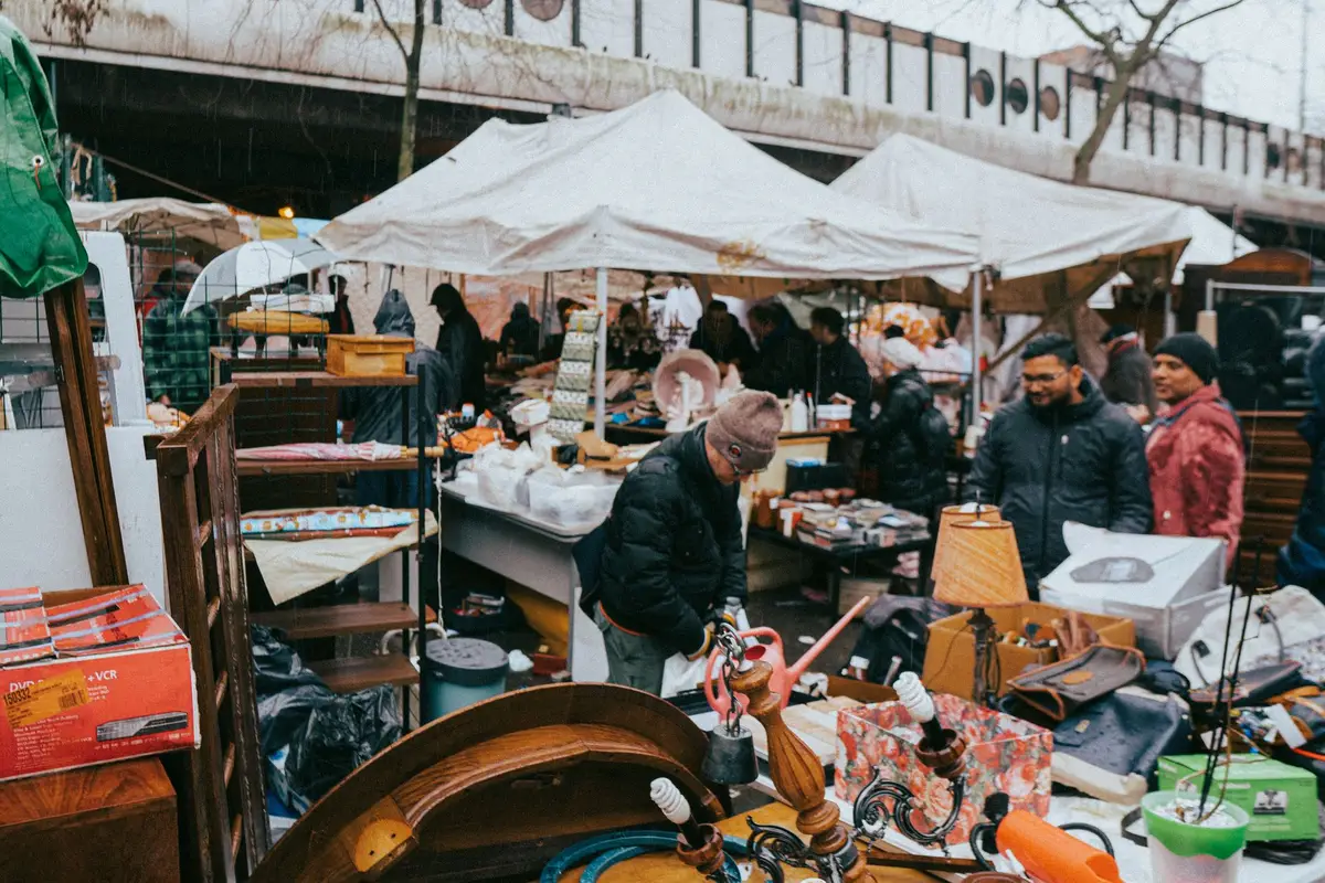 Bastille e Faubourg Saint-Antoine a pé: história e design 4 Mercado de rua parisiense movimentado em dia de inverno