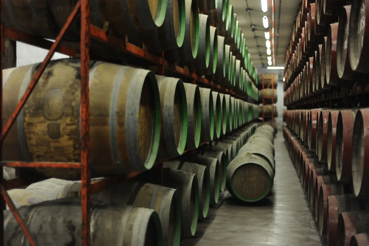 Bercy Village: o lado de Paris sem fila que ninguém indica 1 Barris de vinho lembrando o passado de entreposto de Bercy