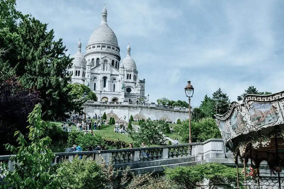 Amelie Poulain Montmartre sem fila e fora do circuito 4 Carrossel antigo com a Basílica de Sacré-Cœur ao fundo em Montmartre