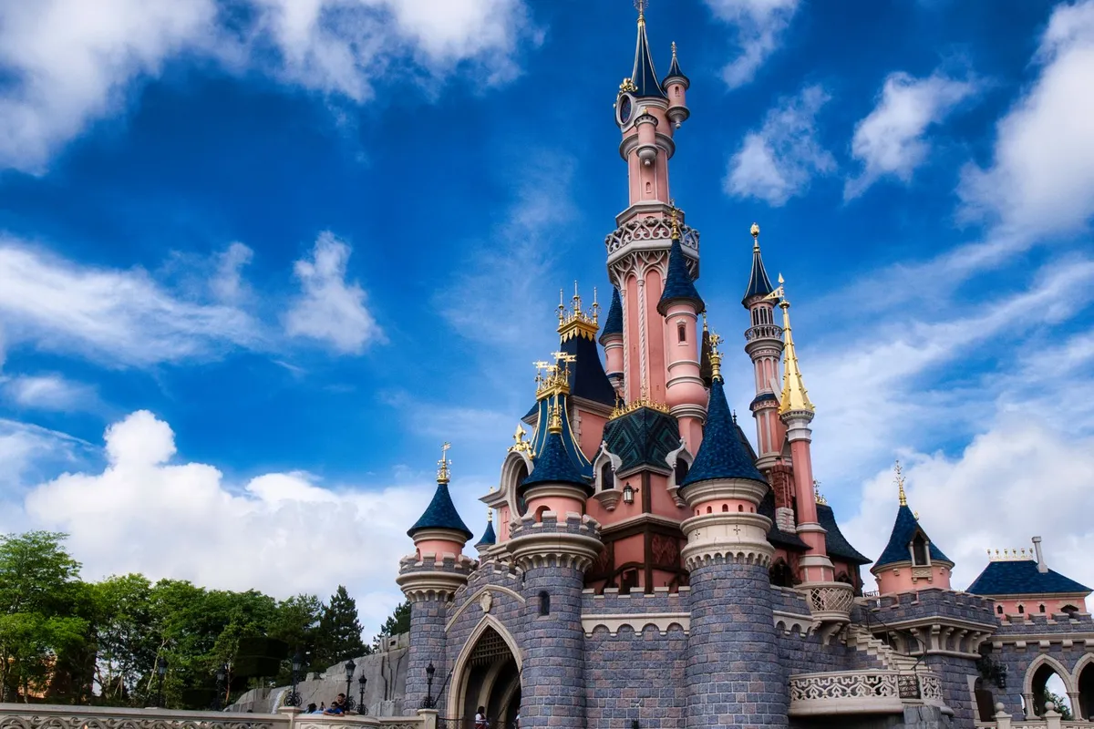 França para famílias: melhores regiões com crianças 2 Castelo da Bela Adormecida na Disneyland Paris sob céu azul