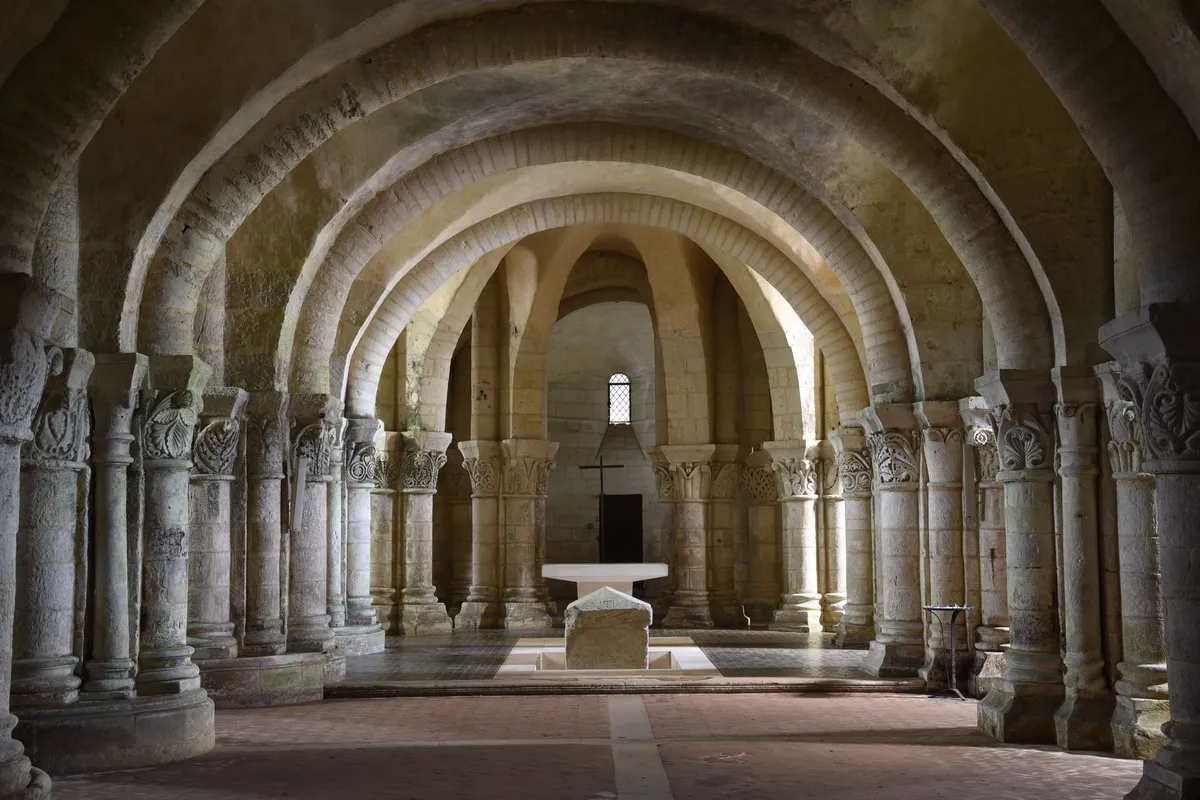Basílica de Saint-Denis: por que reúne 43 reis da França 4 Interior de cripta de basílica francesa antiga