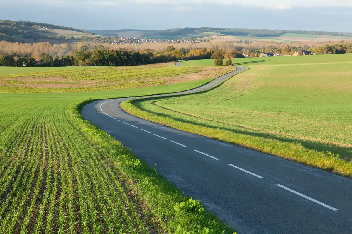 Dirigir na França: pedágio, gasolina e regras que pegam 1 Estrada rural entre campos no interior da França