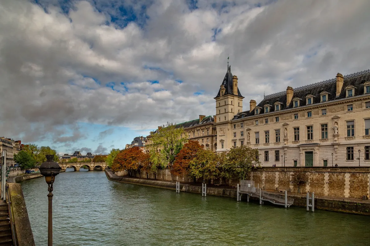 Île Saint-Louis: o que fazer sem filas e correria 2 Arquitetura parisiense à beira do Sena perto da Île Saint-Louis