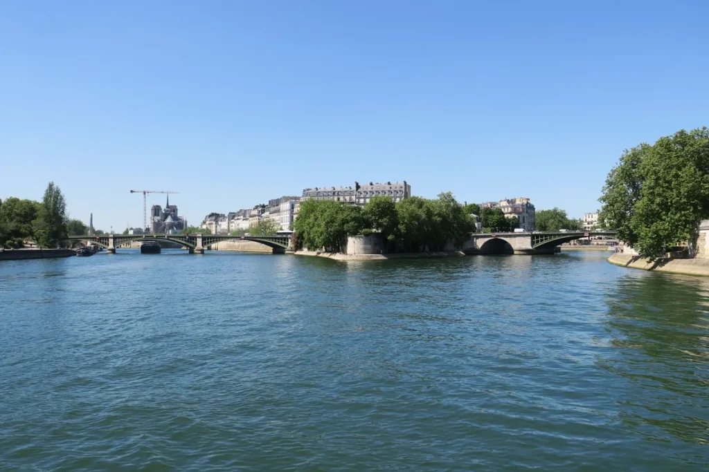 Île Saint-Louis: o que fazer sem filas e correria 4 Vista do rio Sena perto da Île Saint-Louis em Paris