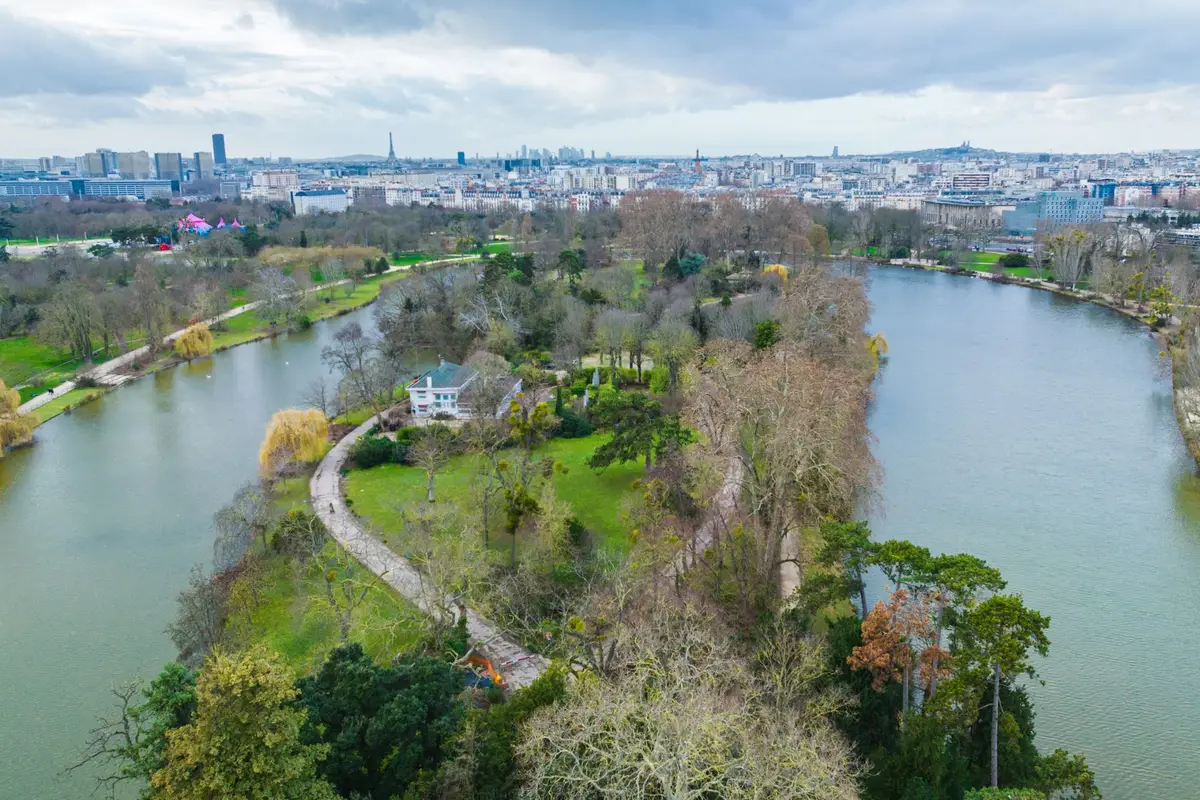 Bois de Vincennes: castelo, lago e bicicleta perto do centro 4 Vista geral de lago com árvores em parque de Paris