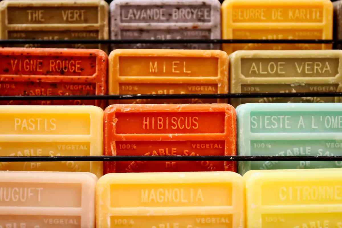 Paris para quem ja foi uma vez: 3 dias sem cartoes-postais 4 Banca de produtos artesanais em mercado de Paris