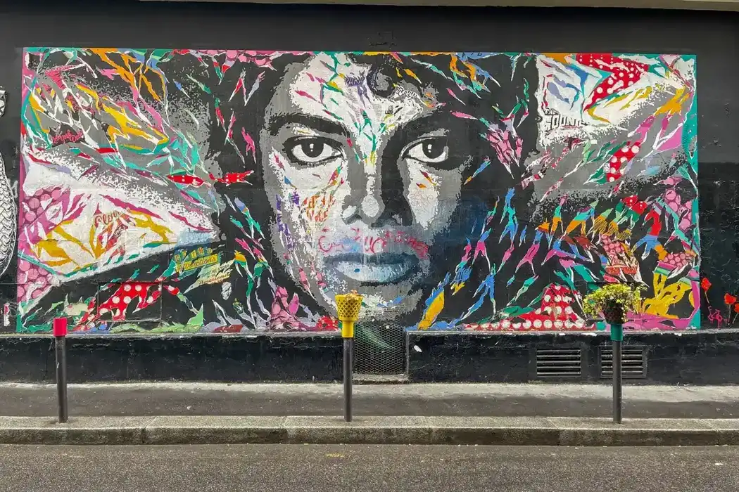 Street art em Paris: onde ver murais fora do circuito 1 Mural colorido de street art em uma parede em Paris