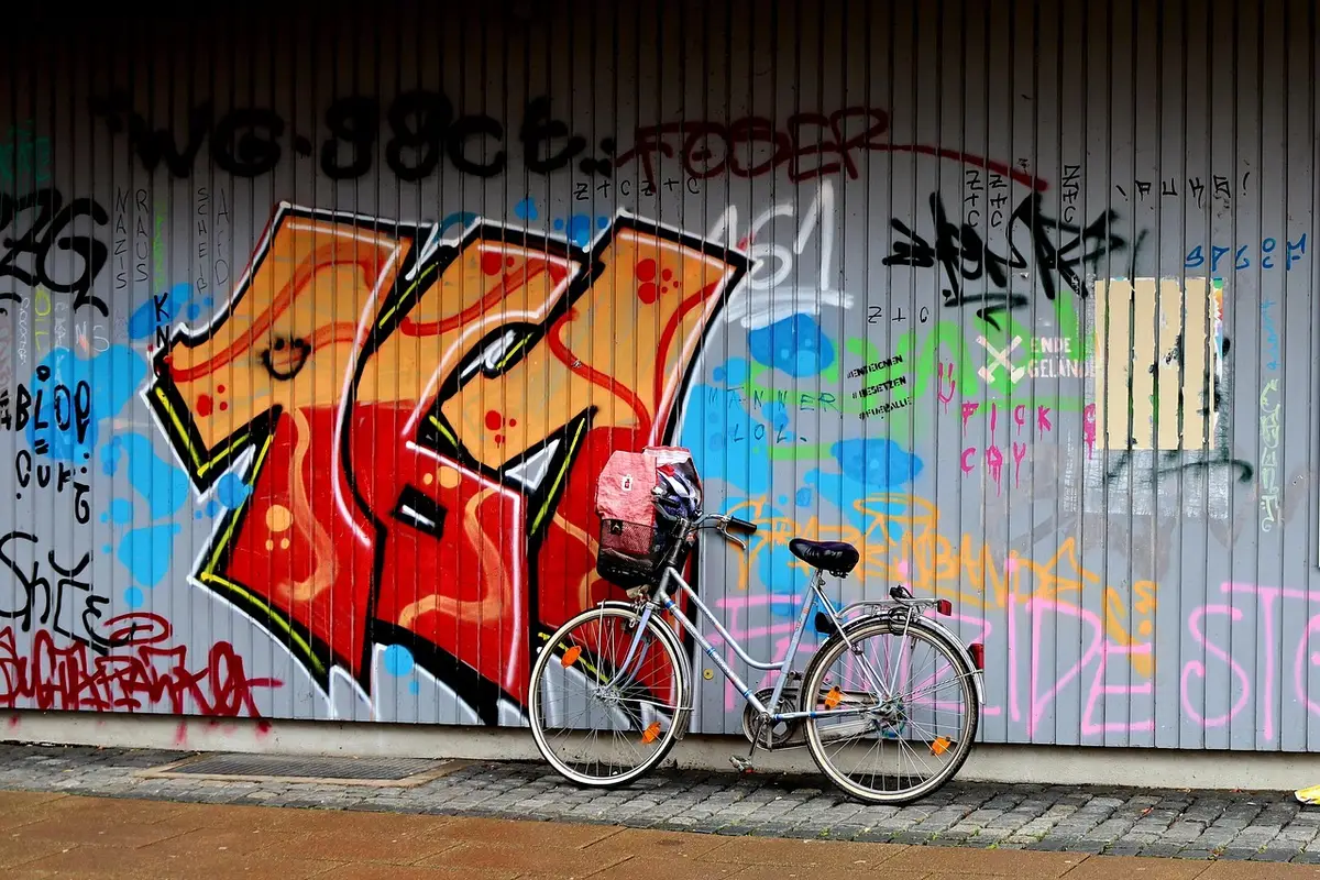 Street art em Paris: onde ver murais fora do circuito 4 Mural de graffiti colorido em muro de Paris