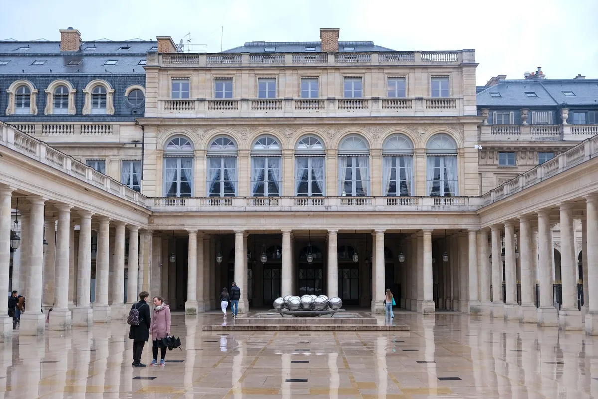Palais-Royal em Paris: o desvio elegante que cabe no dia 4 Arquitetura clássica no centro de Paris