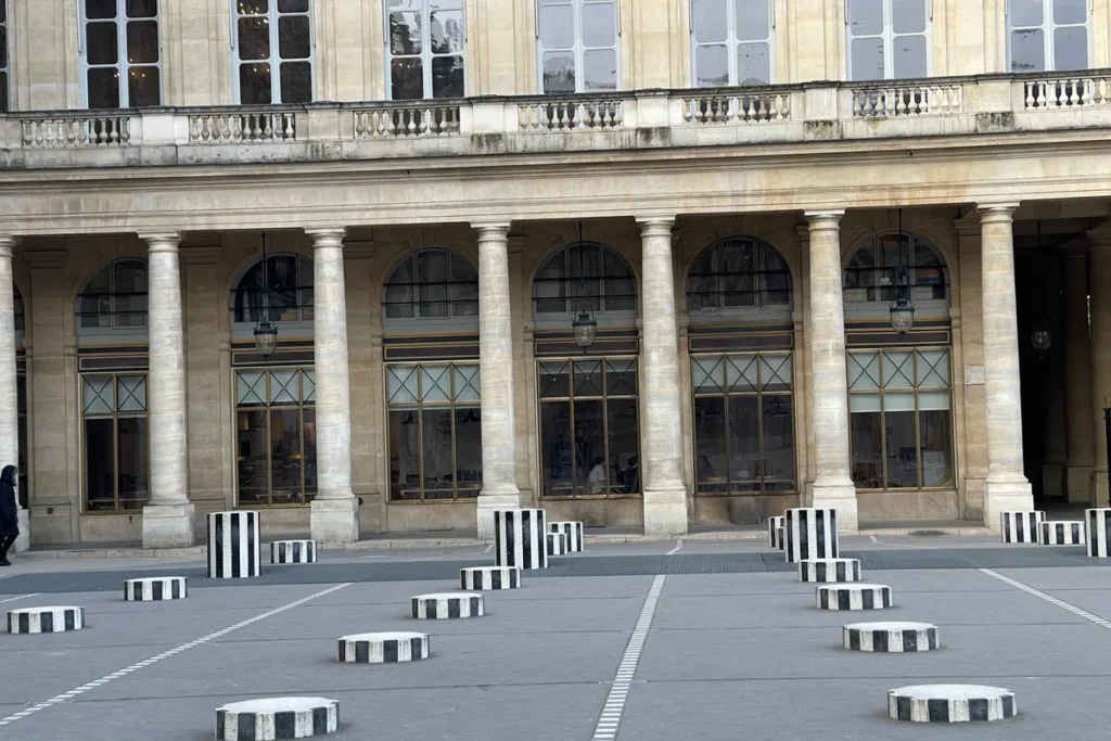 Palais-Royal em Paris: o desvio elegante que cabe no dia 5 Colunas de Buren no Palais-Royal em Paris