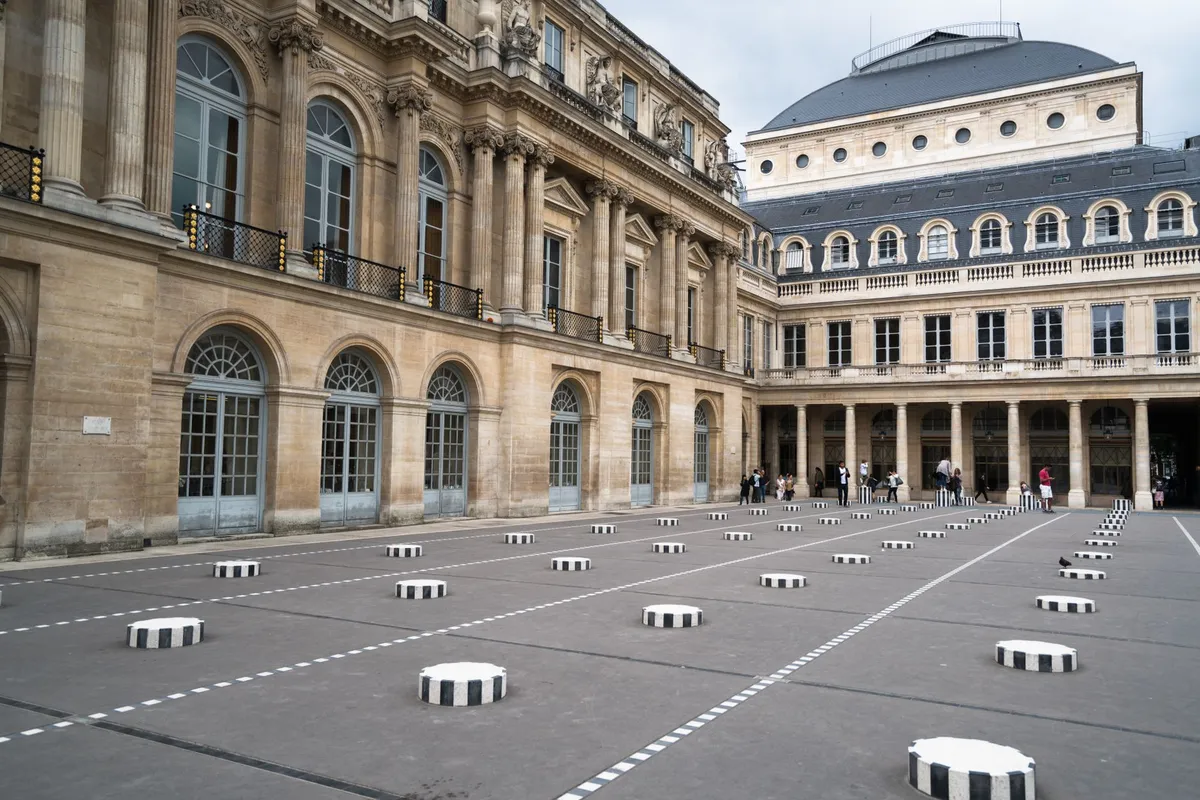 Palais-Royal em Paris: o desvio elegante que cabe no dia 3 Pátio histórico do Palais-Royal em Paris