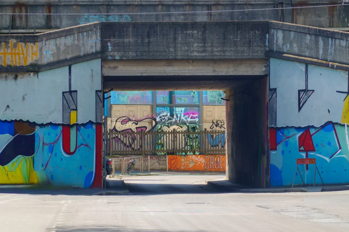 Street art em Paris: onde ver murais fora do circuito 3 Passagem subterrânea com graffiti colorido em Paris