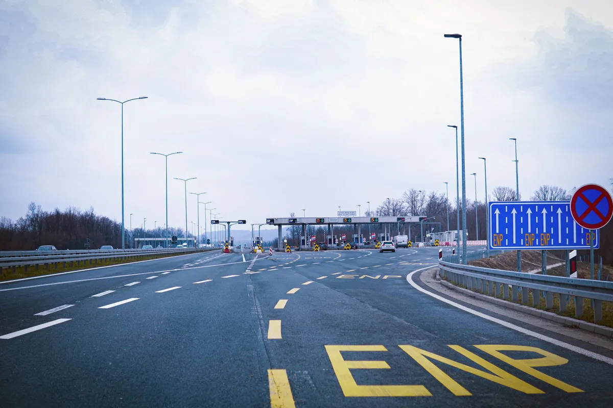 Dirigir na França: pedágio, gasolina e regras que pegam 2 Cabine de pedágio em autoroute europeia em dia nublado