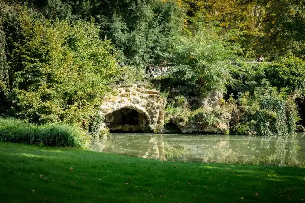 Paris para quem ja foi uma vez: 3 dias sem cartoes-postais 3 Ponte coberta de galhos sobre um rio em Paris