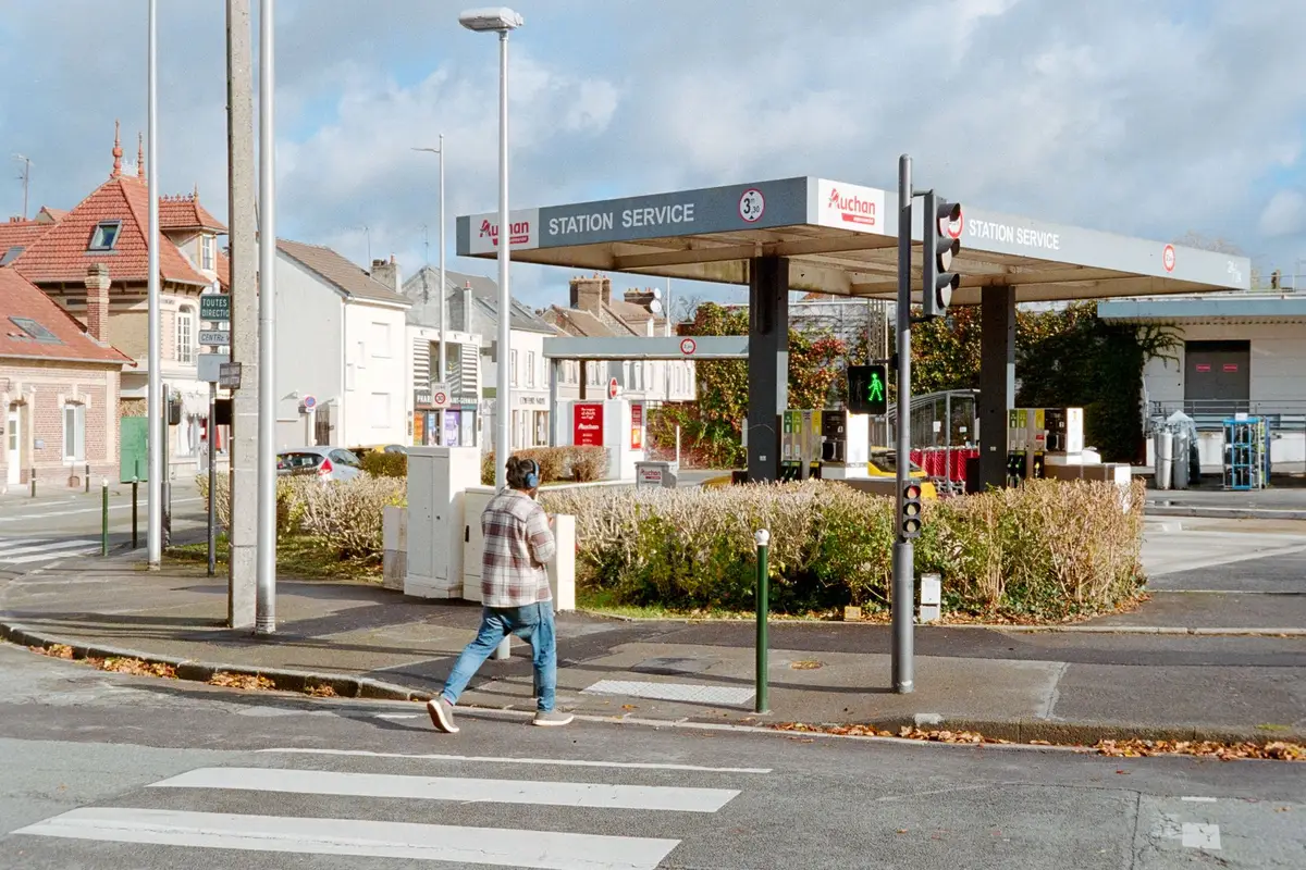 Dirigir na França: pedágio, gasolina e regras que pegam 3 Posto de combustível urbano em Compiègne, na França