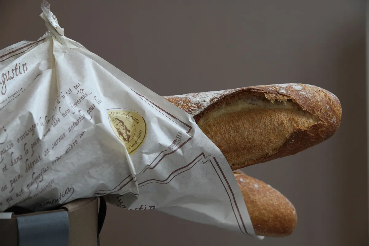 Rue Cler: vale visitar a rua-mercado perto da Torre Eiffel? 3 Baguette francesa fresca embalada em papel de padaria