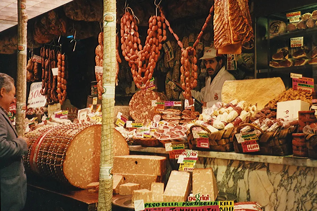 Rue Cler: vale visitar a rua-mercado perto da Torre Eiffel? 2 Balcão de queijos e charcutaria em loja especializada de rua de mercado parisiense
