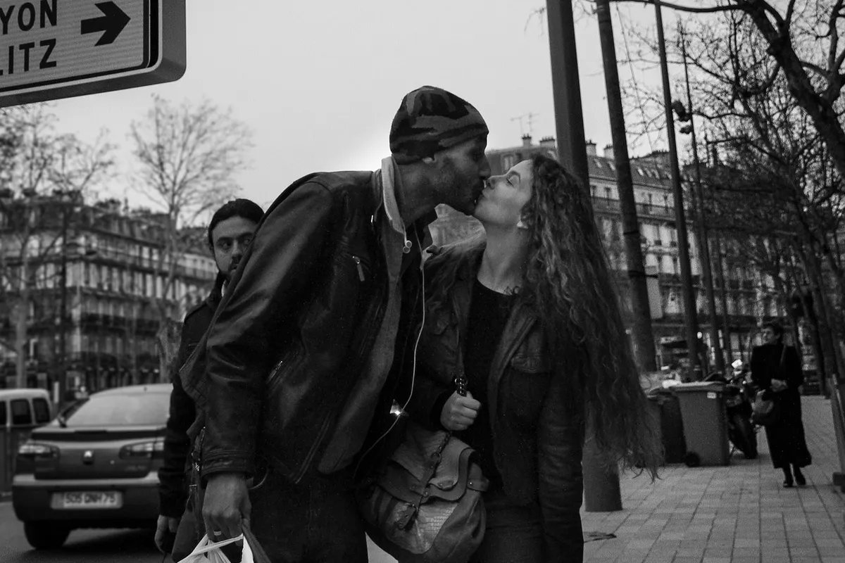 Rue Cler: vale visitar a rua-mercado perto da Torre Eiffel? 4 Casal caminhando por rua residencial tranquila em Paris
