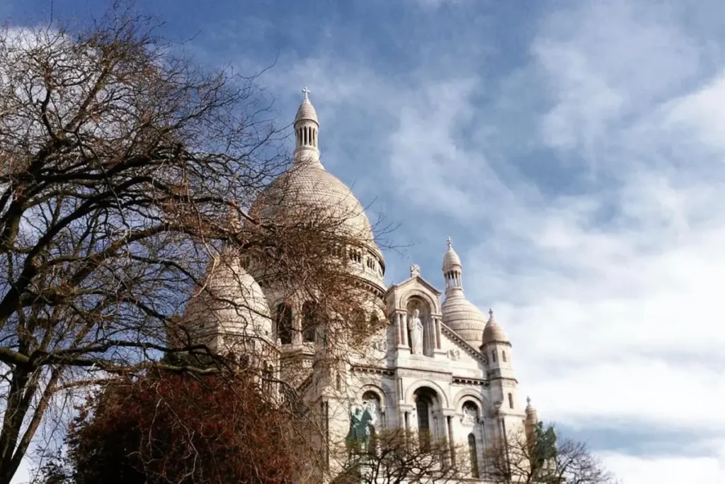 Amelie Poulain Montmartre sem fila e fora do circuito 1 Basílica de Sacré-Cœur vista de uma rua de Montmartre em Paris