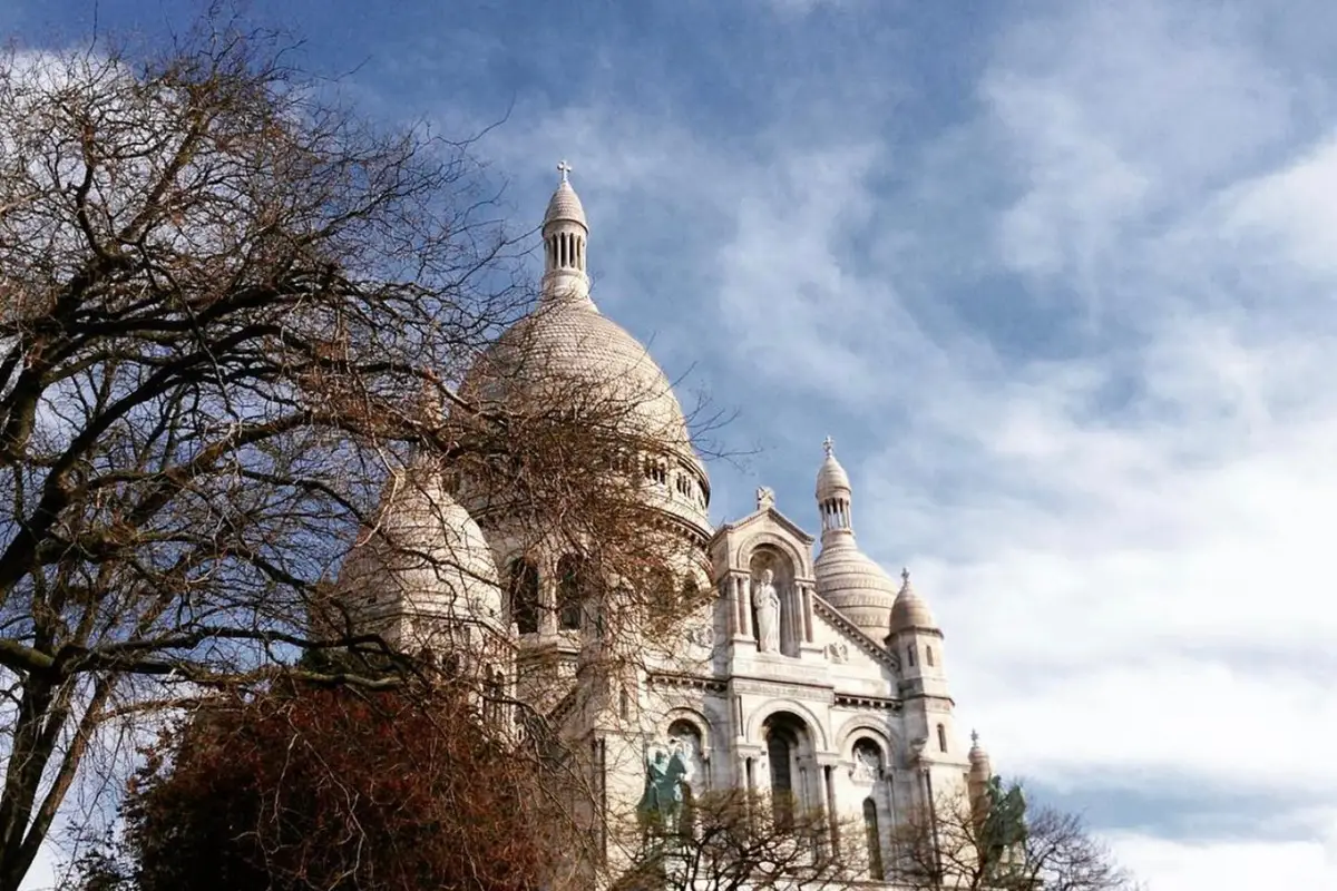 Amelie Poulain Montmartre sem fila e fora do circuito 1 Basílica de Sacré-Cœur vista de uma rua de Montmartre em Paris