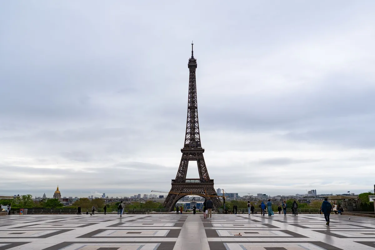 Paris em 1 Dia Saindo do Aeroporto: Qual Passe Vale 3 Torre Eiffel vista de longe durante visita rápida a Paris