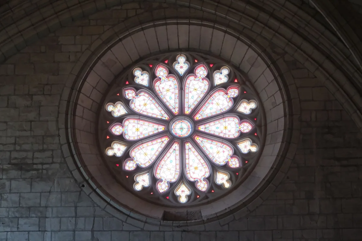 Basílica de Saint-Denis: por que reúne 43 reis da França 3 Vitral gótico circular colorido em janela de igreja