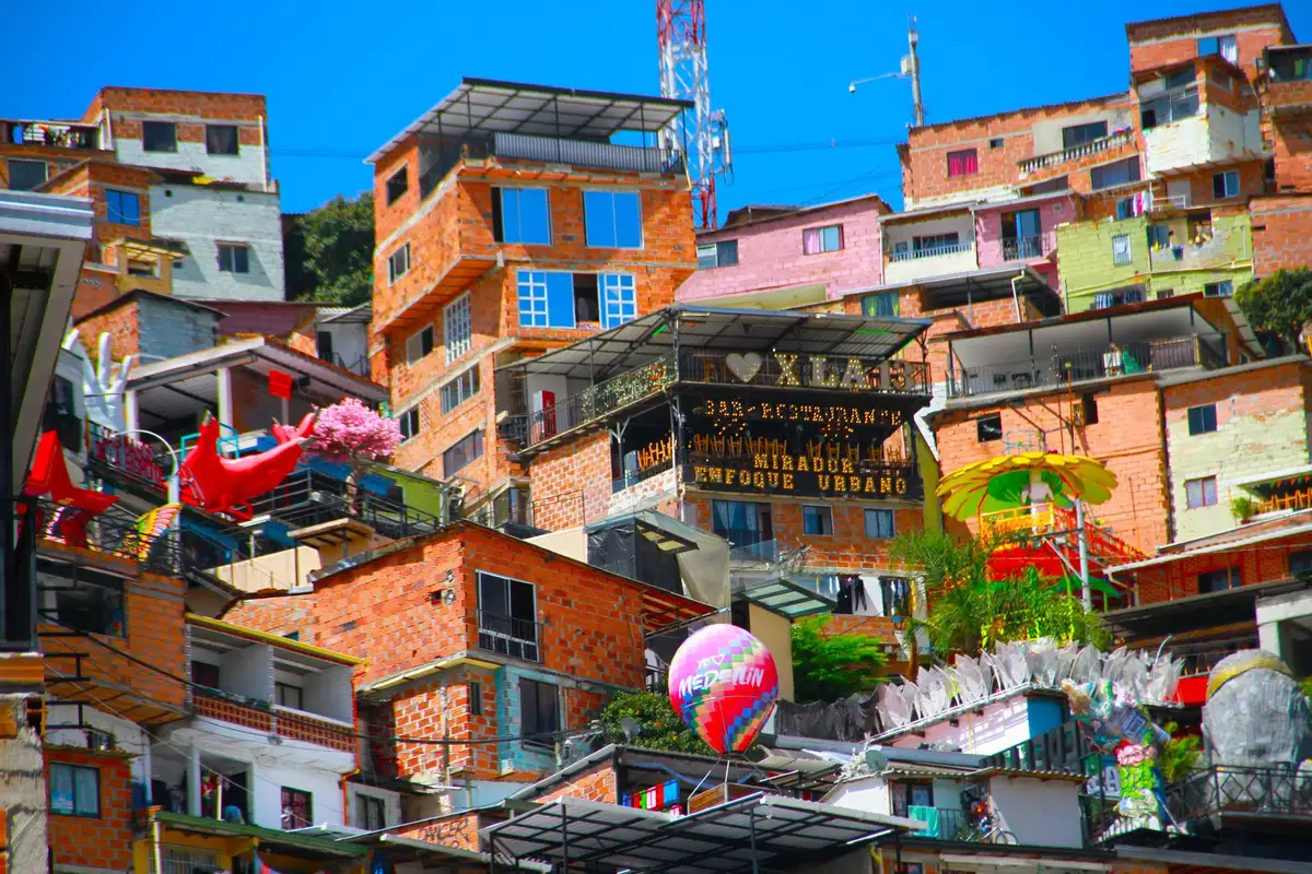 Comuna 13 Medellín: teleféricos, grafite e bairros além dela 2 Murais de grafite coloridos nas escadas rolantes da Comuna 13 em Medellín