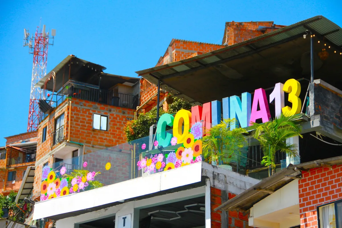 Comuna 13 Medellín: teleféricos, grafite e bairros além dela 1 Vista aérea da Comuna 13 em Medellín com casas coloridas na encosta