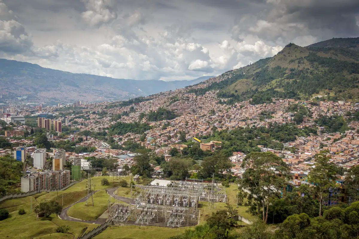Comuna 13 Medellín: teleféricos, grafite e bairros além dela 3 Vista panorâmica de Medellín com prédios e montanhas ao fundo