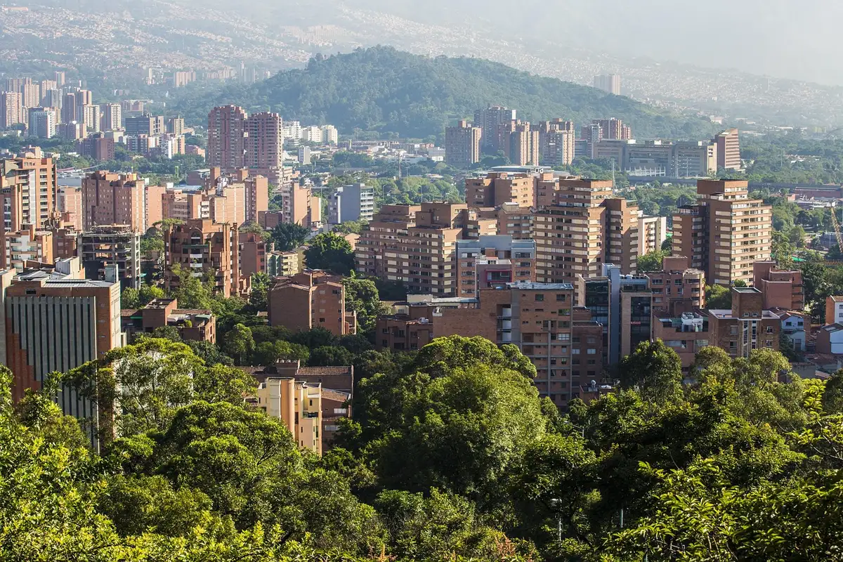 Comuna 13 Medellín: teleféricos, grafite e bairros além dela 4 Panorama de Medellín com montanhas ao fundo